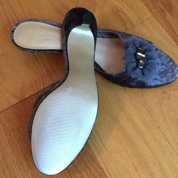 Simply Vera Wang sandals.  Never worn! - Picture 2 of 2